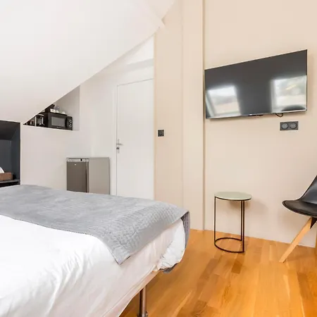 Hotel Au Qui Dort - Gounod *